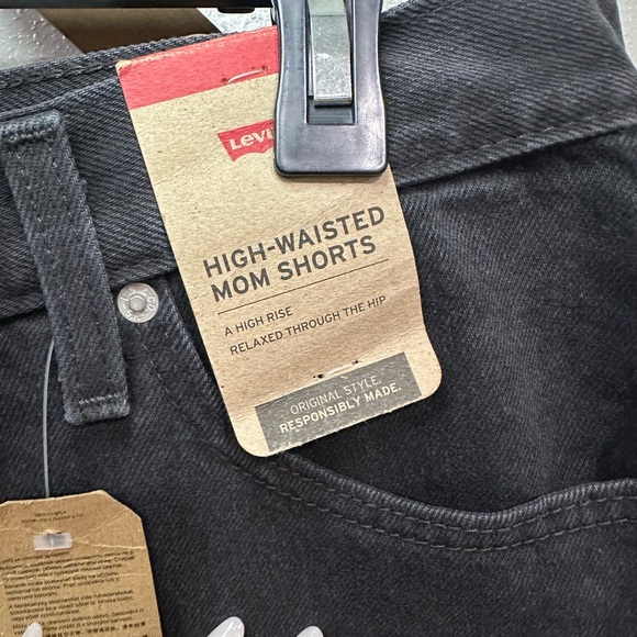 Womans NWT Levi’s high waisted mom shorts size 16W - Picture 2 of 4